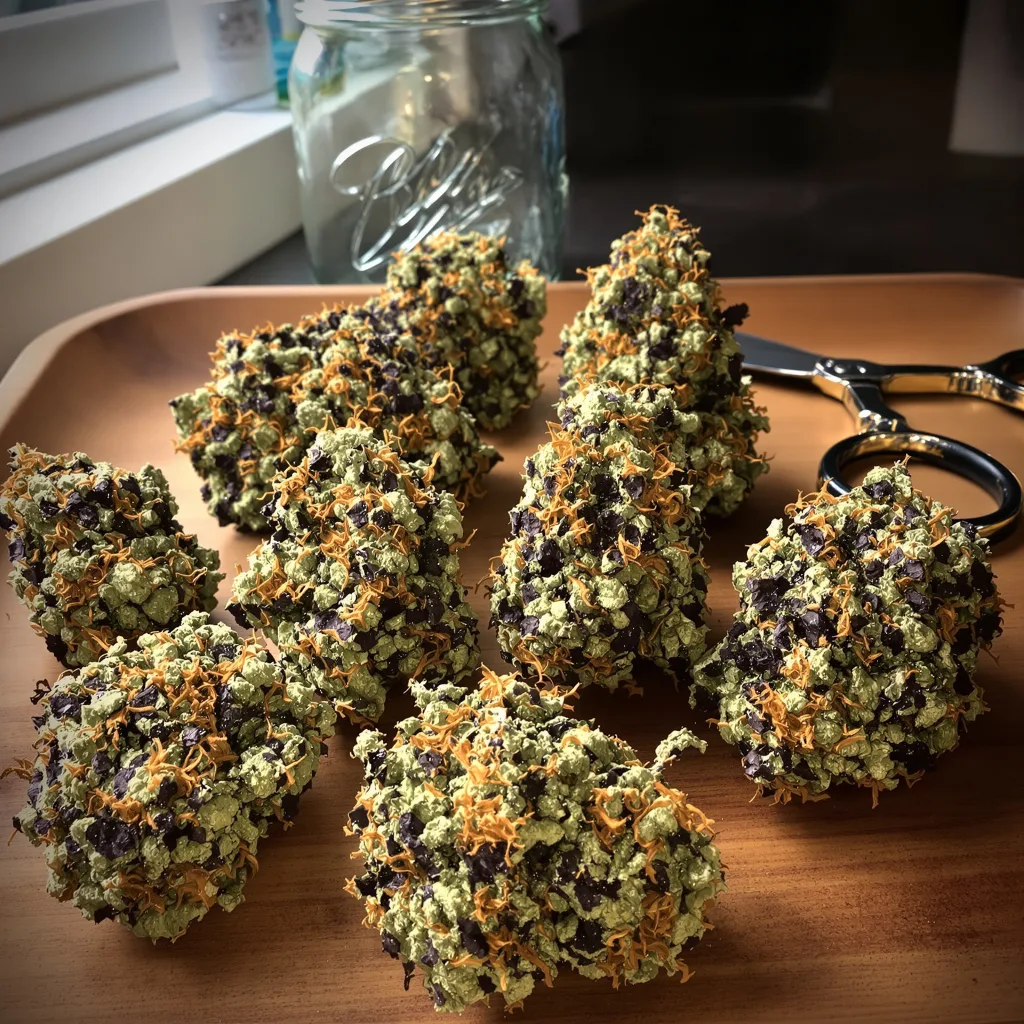 Fruity Widow 72% indica / 28% sativa flower with visible trichomes
