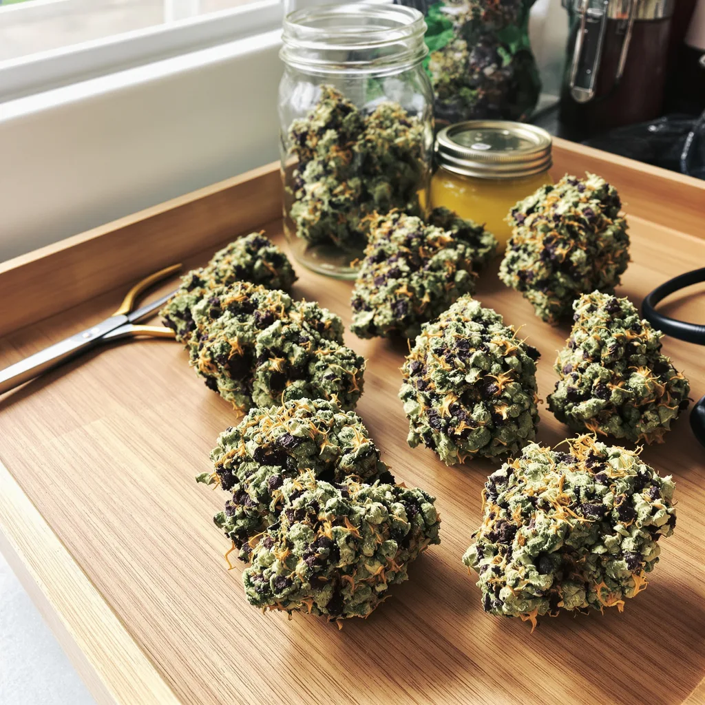 Goo 74% indica / 26% sativa flower with visible trichomes