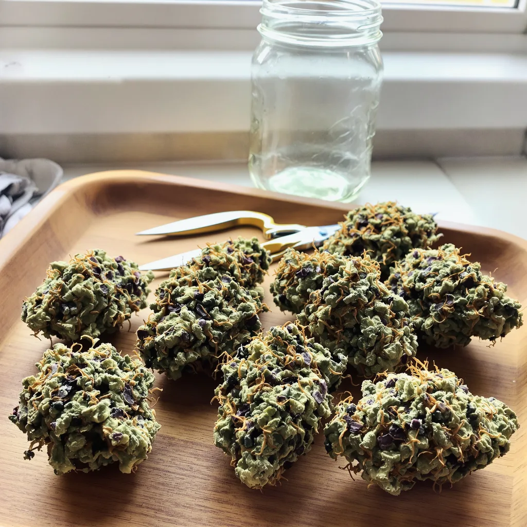 Qush 87% indica / 13% sativa flower with visible trichomes